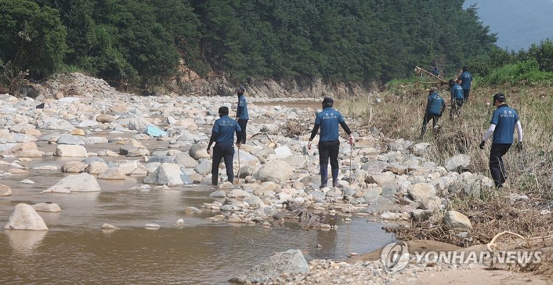 산청 실종자 수색하는 경찰 (출처=연합뉴스)