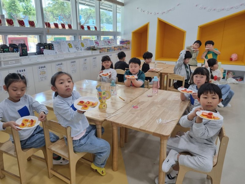 [밀양=뉴사설 바카라] 사설 바카라센터 참가학생들이 요리 수업을 하고 있다. (사진=밀양시 제공) 2025.07.26. photo@newsis.com *재판매 및 DB 금지