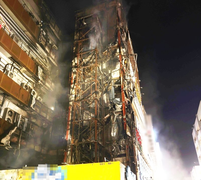 [인천=뉴시스] 25일 오후 불이 난 인천 남동구 구월동 한 상가가 검게 타 있다. (사진=인천소방본부 제공) 2025.07.26. photo@newsis.com *재판매 및 DB 금지