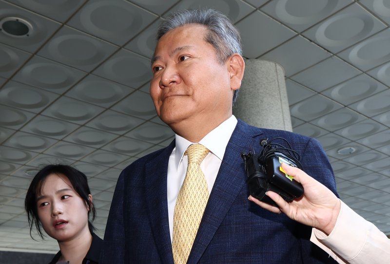 이상민 전 행정안전부 장관이 25일 오전 서울 서초구 서울고등검찰청에 마련된 내란 바카라사이트 통장 사무실에서 '언론사 단전·단수 의혹' 관련 피의자 조사를 받기 위해 출석하고 있다. 2025.7.25/바카라사이트 통장1 ⓒ News1 김민지 기자
