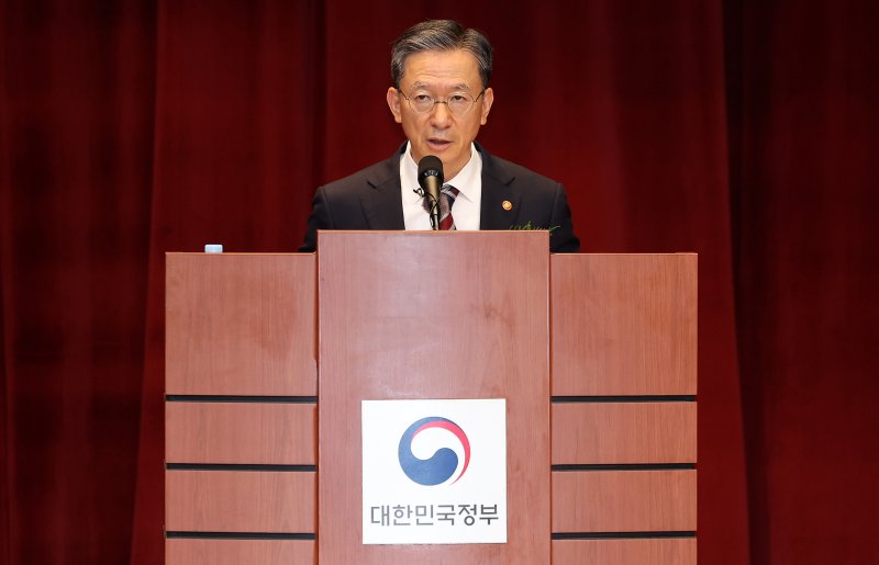 [과천=바카라] 조성우 바카라 = 정성호 신임 법무부 장관이 21일 경기도 과천시 정부과천청사에서 열린 취임식에서 취임사를 하고 있다. 2025.07.21. xconfind@newsis.com