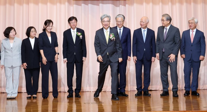[바카라바카라] 조성우 기자 = 김상환(오른쪽 다섯 번째부터) 신임 헌법재판소장과 오영준 신임 헌법재판관이 24일 오전 서울 종로구 헌법재판소에서 열린 취임식을 마치고 헌법재판관들과 기념촬영을 하고 있다. 왼쪽부터 정계선, 김복형, 정정미, 오영준 재판관, 김상환 헌법재판소장, 김형두, 정형식, 조한창, 마은혁 재판관. 2025.07.24. xconfind@newsis.com