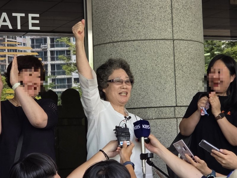[부산=바카라] 김민지 바카라 = 성폭행범의 혀를 깨문 죄로 유죄 선고를 받은 최말자씨가 23일 오후 부산 연제구 부산지방법원에서 열린 재심 공판에서 검찰의 무죄 구형을 받고 환호를 표하고 있다. 2025.07.23. mingya@newsis.com