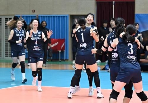 퓨처스 챔프전 우승을 차지한 GS칼텍스 선수들 (출처=연합뉴스)
