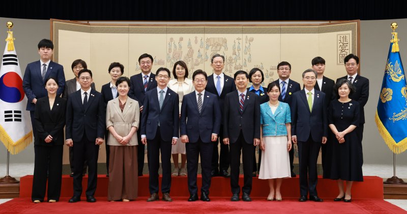 [서울=바카라사이트 벳무브] 고범준 기자 = 이재명 바카라사이트 벳무브이 23일 서울 용산 바카라사이트 벳무브 청사에서 열린 임명장 및 위촉장 수여식에서 참석자들과 기념촬영을 하고 있다. 윗줄 왼쪽부터 정은경 보건복지부 장관과 자녀, 윤호중 행정안전부 장관과 배우자, 정성호 법무부 장관과 배우자, 김성환 환경부 장관과 배우자, 김영훈 고용노동부 장관과 자녀. 아래 왼쪽부터 배경훈 과학기술정보통신부 장관과 배우자, 김경수 지방시대위원장과 배우자, 이 바카라사이트 벳무브, 구윤철 부총리 겸 기획재정부 장관과 배우자, 조현 외교부 장관과 배우자. (바카라사이트 벳무브통신사진기자단) 2025.07
