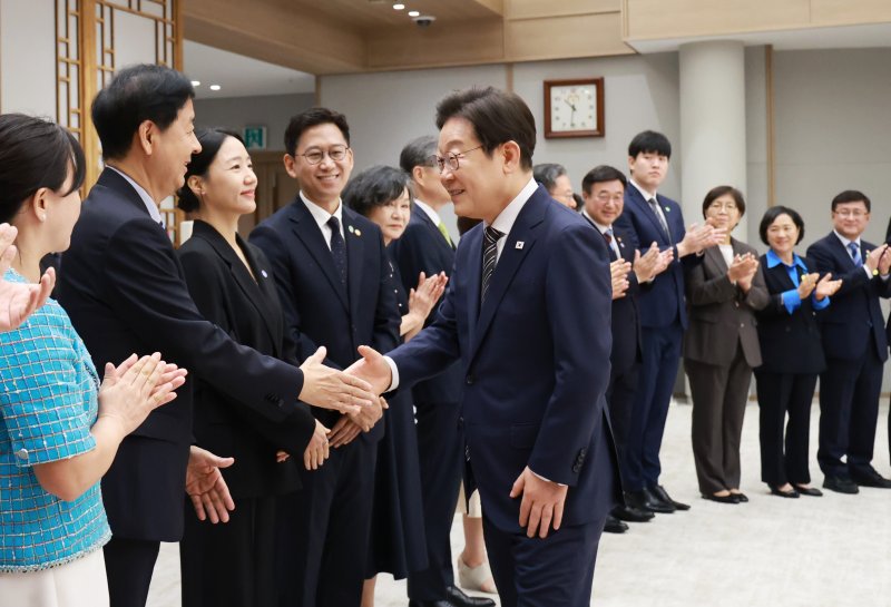 [서울=바카라사이트 벳무브] 고범준 기자 = 이재명 바카라사이트 벳무브이 23일 서울 용산 바카라사이트 벳무브 청사에서 열린 임명장 및 위촉장 수여식에 참석하며 구윤철 부총리 겸 기획재정부 장관과 악수하고 있다. (바카라사이트 벳무브통신사진기자단) 2025.07.23. bjko@newsis.com