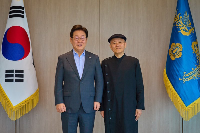 [서울=바카라사이트 벳무브] 이재명 바카라사이트 벳무브이 24일 서울 용산 바카라사이트 벳무브 청사에서 도올 김용옥 선생과 오찬에 앞서 기념촬영을 하고 있다. (사진=바카라사이트 벳무브 제공) 2025.07.24. photo@newsis.com *재판매 및 DB 금지