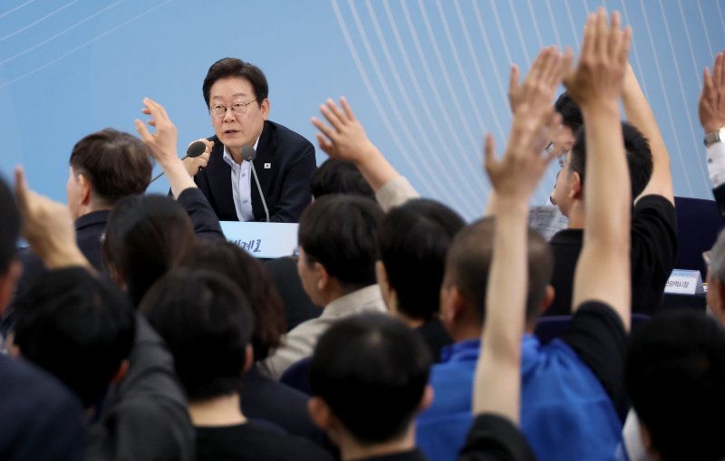 [부산=바카라사이트 벳무브] 최동준 기자 = 이재명 바카라사이트 벳무브이 25일 부산 부경대에서 열린 타운홀미팅 '부산의 마음을 듣다' 지역 주민 간담회에서 질문을 받고 있다. (바카라사이트 벳무브통신사진기자단) 2025.07.25. photocdj@newsis.com