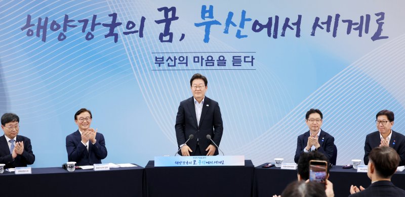 [부산=바카라사이트 벳무브] 최동준 기자 = 이재명 바카라사이트 벳무브이 25일 부산 부경대에서 열린 타운홀미팅 '부산의 마음을 듣다' 지역 주민 간담회에서 인사하고 있다. (바카라사이트 벳무브통신사진기자단) 2025.07.25. photocdj@newsis.com