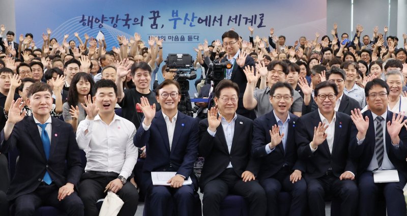 [부산=바카라사이트 벳무브] 최동준 기자 = 이재명 바카라사이트 벳무브이 25일 부산 부경대에서 열린 타운홀미팅 '부산의 마음을 듣다' 지역 주민 간담회에서 참석자들과 기념촬영을 하고 있다. (바카라사이트 벳무브통신사진기자단) 2025.07.25. photocdj@newsis.com