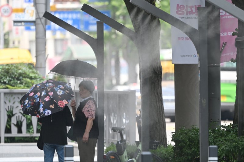 [에볼루션 바카라사이트=뉴시스] 이영주 기자 = 에볼루션 바카라사이트지역에 폭염특보가 이어지고 있는 8일 오후 에볼루션 바카라사이트 동구 금남로에서 시민들이 양산을 쓴 채 쿨링포그가 뿜어내는 물안개를 맞고 있다. 2025.07.08. leeyj2578@newsis.com