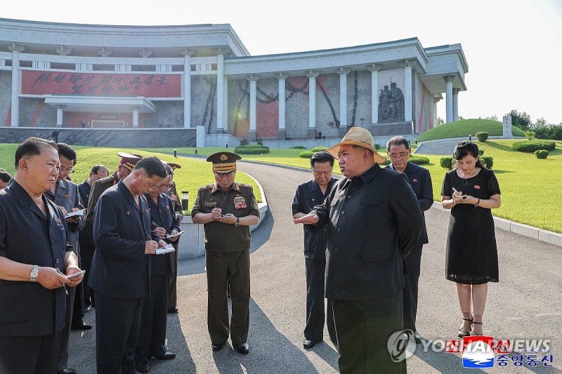 북한 김정은, 신천박물관 시찰 (출처=연합뉴스)