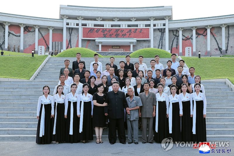 북한 김정은, 신천박물관 시찰 (출처=연합뉴스)