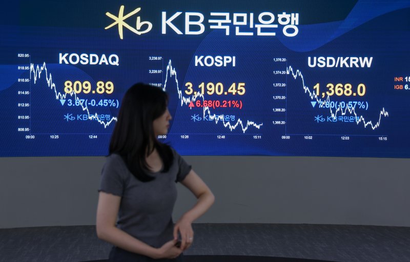 [서울=뉴시스] 김명년 기자 = 24일 오후 서울 여의도 KB국민은행 스마트딜링룸에서 딜러들이 업무를 보고 있다. 코스피는 전 거래일(3183.77)보다 6.68포인트(0.21%) 오른 3190.45에 마감했다. 코스닥 지수는 전 거래일(813.56)보다 3.67포인트(0.45%) 하락한 809.89에 거래를 마쳤다. 원·달러 환율은 전 거래일 주간거래 종가(1379.8원)보다 12.6원 내린 1367.2원에 주간 거래를 마감했다. 2025.07.24. kmn@newsis.com