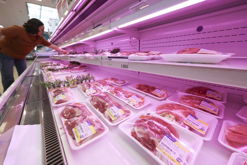 [서울=뉴시스] 김근수 기자 = 22일 서울 시내 한 대형마트 매대에서 소비자가 돼지고기를 고르고 있다. 한국은행이 발표한 '6월 생산자물가지수(잠정)'에 따르면 지난달 생산자물가지수는 전월 대비 0.1% 오른 119.77(2020=100)을 기록했다. 3개월 만에 상승 전환했다. 전월 동월 대비로는 0.5% 상승했다. 품목별로 보면 배추(+31.1%),돼지고기(+9.5%)가 상승 폭이 컸다. 2025.07.22. ks@newsis.com