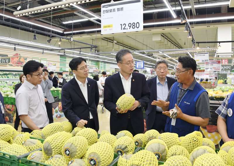 [서울=뉴시스] 이형일 기획재정부 차관이 23일 서울 서초구 농협하나로마트를 찾아 매장을 살펴보며 주요 농축산물 수급 현황과 생활 물가 동향을 점검하고 있다. (사진=기획재정부 제공) 2025.07.23. photo@newsis.com *재판매 및 DB 금지