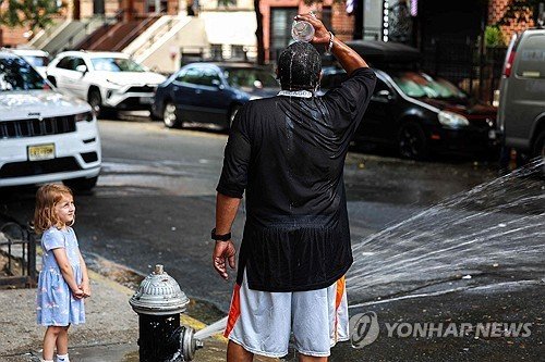 소화전 물로 더위를 식히고 있는 미국 뉴욕시 시민 (출처=연합뉴스)
