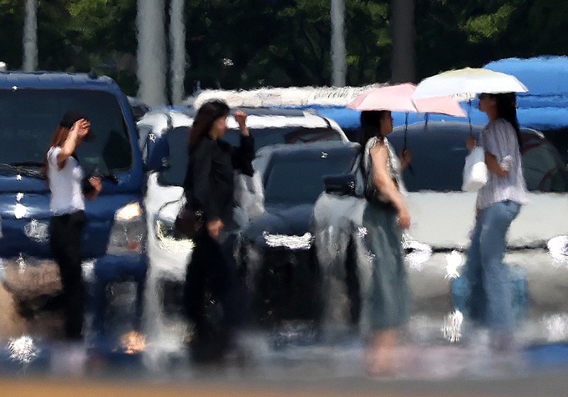 [서울=뉴시스] 조성우 기자 = 전국 대부분 지역에 폭염경보가 내려진 25일 오후 서울 영등포구 여의대로 위로 지열로 인한 아지랑이가 피어오르고 있다. 2025.07.25. xconfind@newsis.com