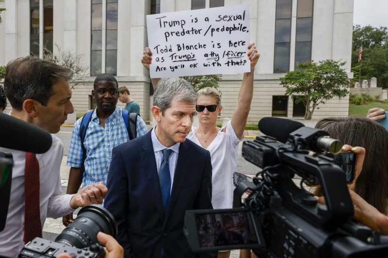 '엡스타인 공범' 맥스웰, 트럼프에 사면·감형 우회적 요구
