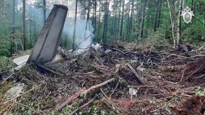 [틴다=AP/뉴시스] 러시아 수사 당국이 제공한 영상 사진에 24일(현지 시간) 시베리아 앙가라항공 소속 An-24 바카라 가상 머니 사이트가 러시아 극동 아무르주 틴다 남쪽 15㎞ 지점에 추락한 현장에 기체 잔해가 남아 있다. 2025.07.25.