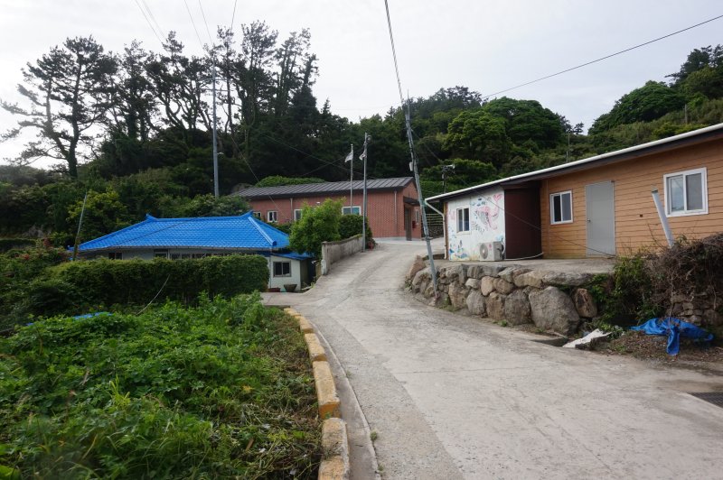 산마루에 자리한 청등도 마을회관과 민가. 2025.7.25/뉴스1 ⓒ News1 조영석 기자