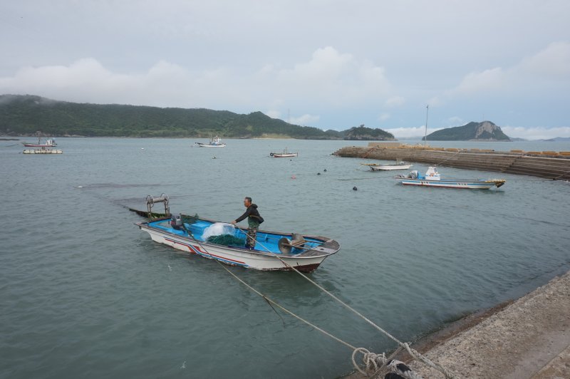 청등도 선착장 풍경.오른쪽 방파제 너머로 관매도의 각흘도와 방아섬이 보인다. 2025.7.25/뉴스1 ⓒ News1 조영석 기자