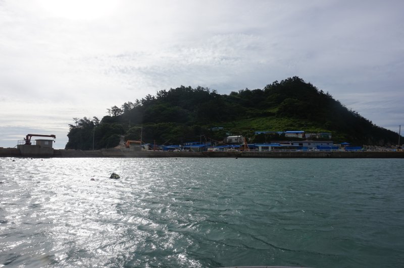 청등도. 주민들의 임시 거주지가 선착장을 따라 마을처럼 형성돼 있다. 2025.7.25/뉴스1 ⓒ News1 조영석 기자