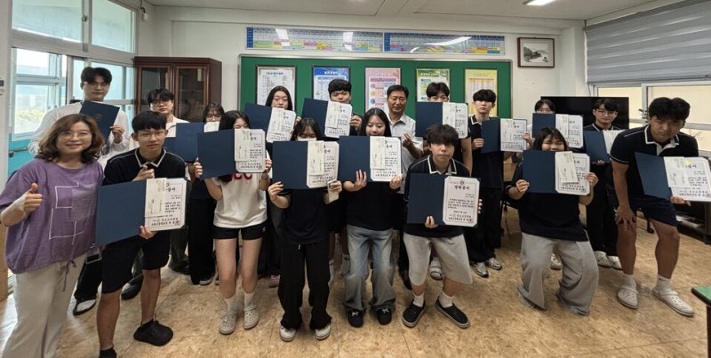 '모의고사 장학금'을 받은 학생들이 상장을 들고 기념사진을 찍고 있다.(전남도바카라사이트 윈윈청 제공, 재판매 및 DB 금지)/뉴스1