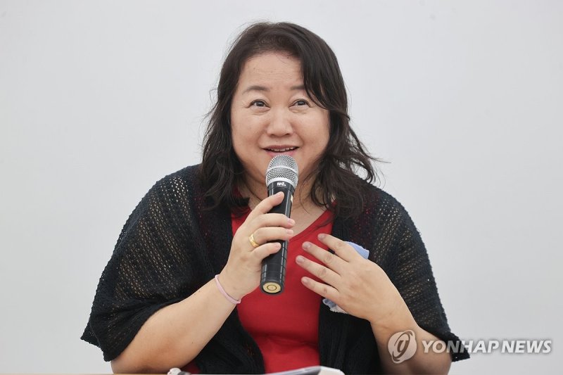 인사말 하는 시오타 지하루 작가 (출처=연합뉴스)