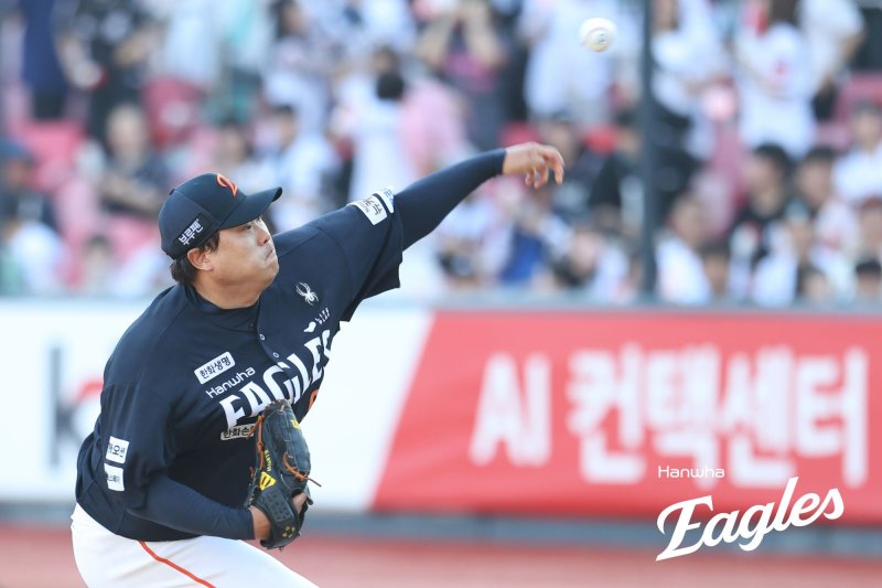 [서울=뉴시스] 프로야구 한화 이글스 바카라사이트 굿모닝이 20일 수원KT위즈파크에서 열린 2025 신한 쏠뱅크 KBO리그 KT 위즈와의 경기에 선발 등판해 공을 던지고 있다. (사진=한화 이글스 제공) 2025.07.20. *재판매 및 DB 금지
