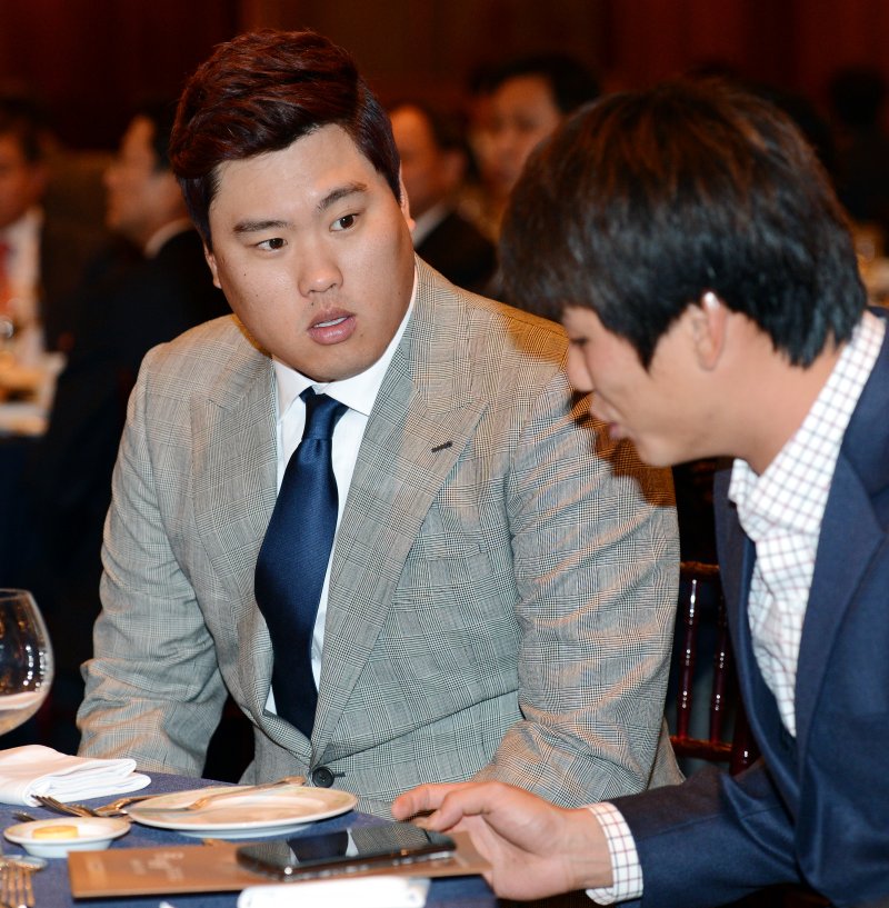 【서울=뉴시스】 박영태 기자 = 5일 오전 서울 논현동 임피리얼 팰리스 서울에서 진행된 2013 프로야구 스포츠토토 올해의 상 시상식에서 LA 다져스 바카라사이트 굿모닝이 SK 김광현과 이야기를 나누고 있다. 2013.12.05. since1999@newsis.com