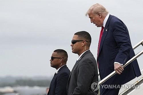 영국 스코틀랜드 도착한 트럼프 미국 대통령 (출처=연합뉴스)