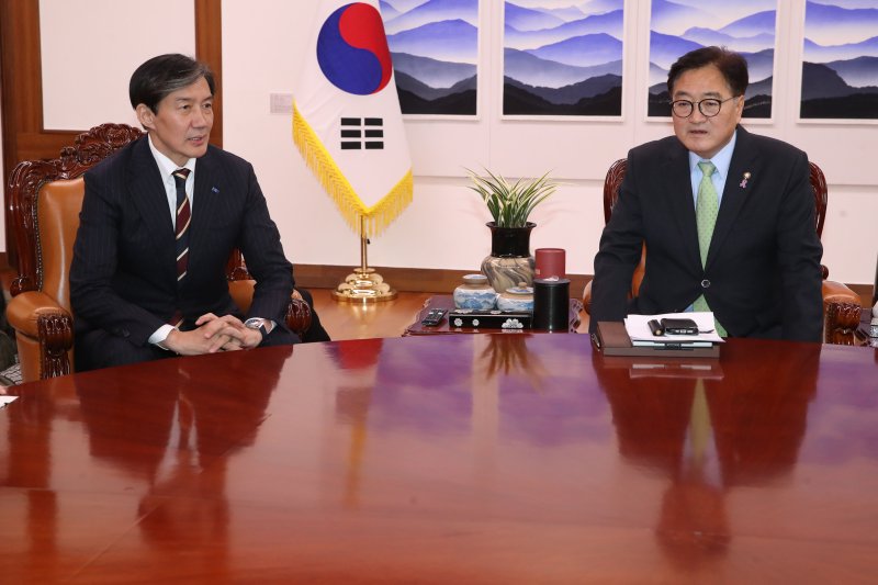 우원식 국회의장이 4일 오후 서울 여의도 국회에서 조국 조국혁신당 바카라 에볼루션와 만나 대화하고 있다. 2024.12.4/바카라 에볼루션1 ⓒ News1 이광호 기자