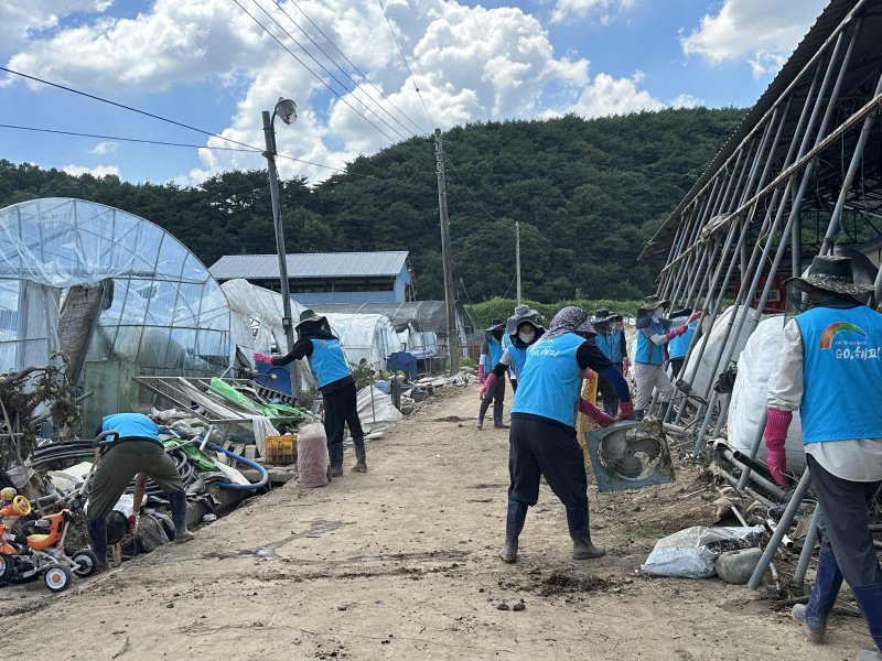 [창원=뉴시스]농어촌인터넷 바카라 경남본부, 산청 수해 복구 작업 지원.(사진=농어촌인터넷 바카라 경남 제공) 2025.07.26.photo@newsis.com *재판매 및 DB 금지