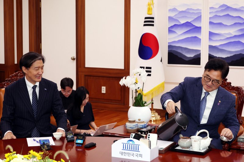 [서울=뉴시스] 조성봉 기자 = 우원식 국회바카라사이트 소닉이 2일 오전 서울 여의도 국회 바카라사이트 소닉 집무실을 예방한 조국 조국혁신당 대표에게 차를 따라주고 있다. 2024.08.02. suncho21@newsis.com