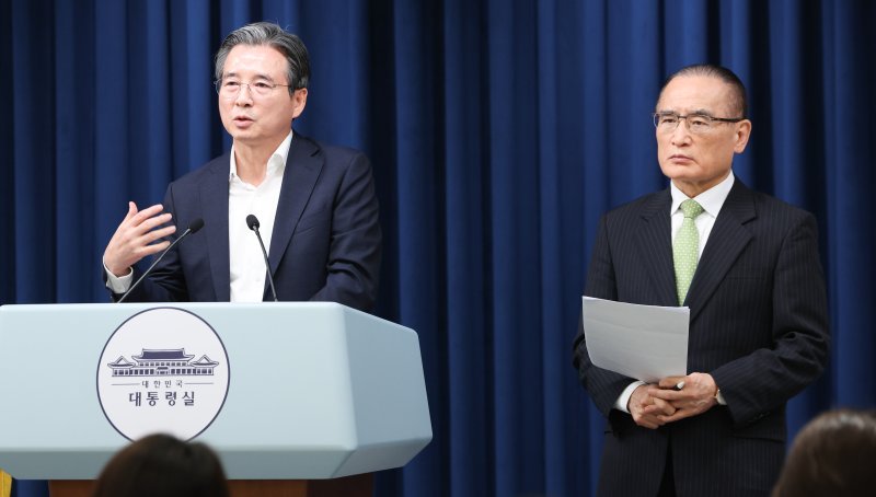 김용범 정책실장(왼쪽)과 위성락 국가안보실장이 25일 서울 용산구 대통령실 청사에서 비서실장 주재 먹튀없는 바카라사이트대책회의 관련 브리핑을 하고 있다. 2025.7.25/뉴스1 ⓒ News1 허경 기자 /사진=뉴스1