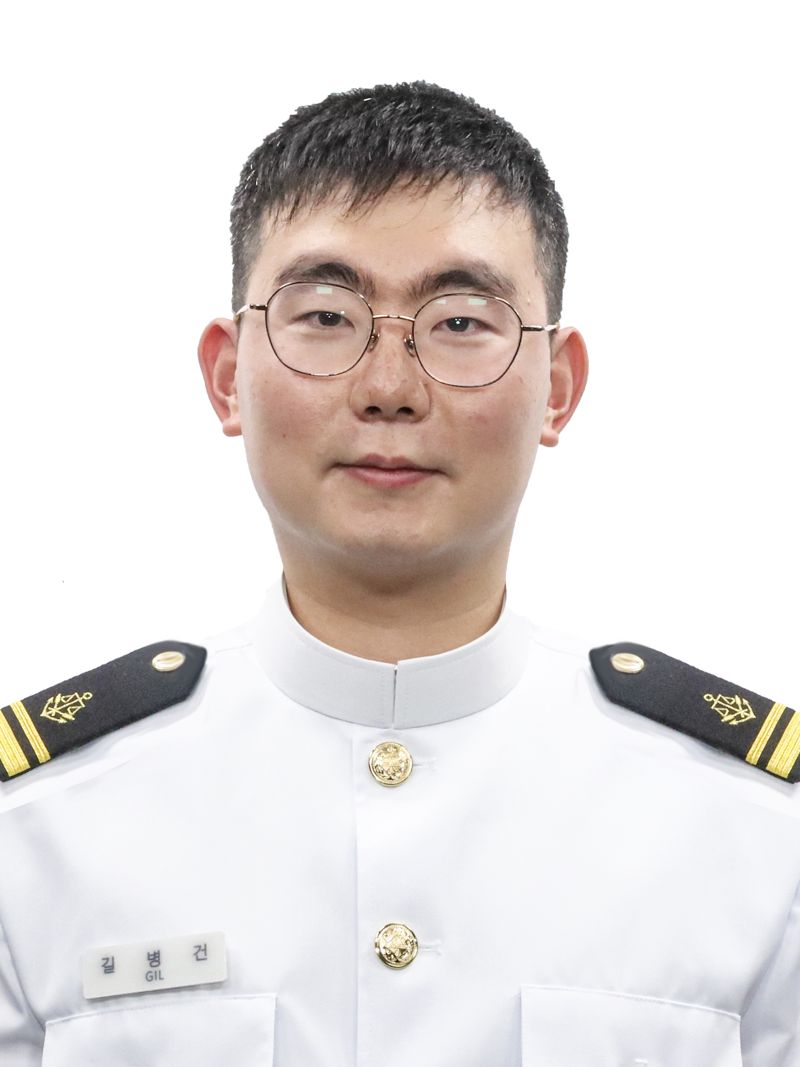 25일 충북 영동에 위치한 육군종합행정학교에서 이두희 국방부차관 주관으로 '제99기 법무사관 임관식'을 실시함. 이번 임관식을 통해 육, 해, 공군의 군 사법 실무를 담당하게 될 정예 법무장교 90명이 군 장교로서의 첫 발걸음을 내디뎠다. 해군참모총장상을 받은 길병건 중위. 국방부 제공