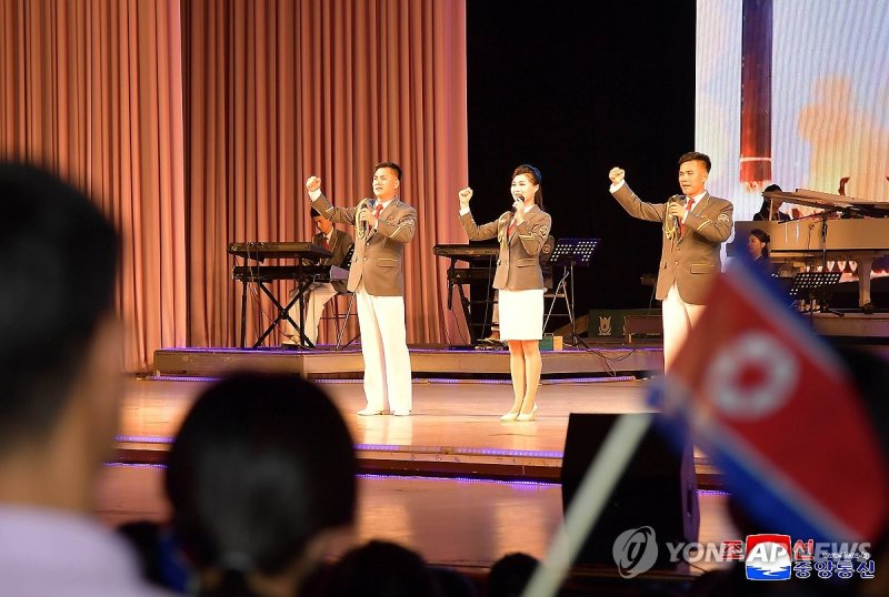 북한, 전승 72주년 경축 청년예술선전대 공연 (출처=연합뉴스)