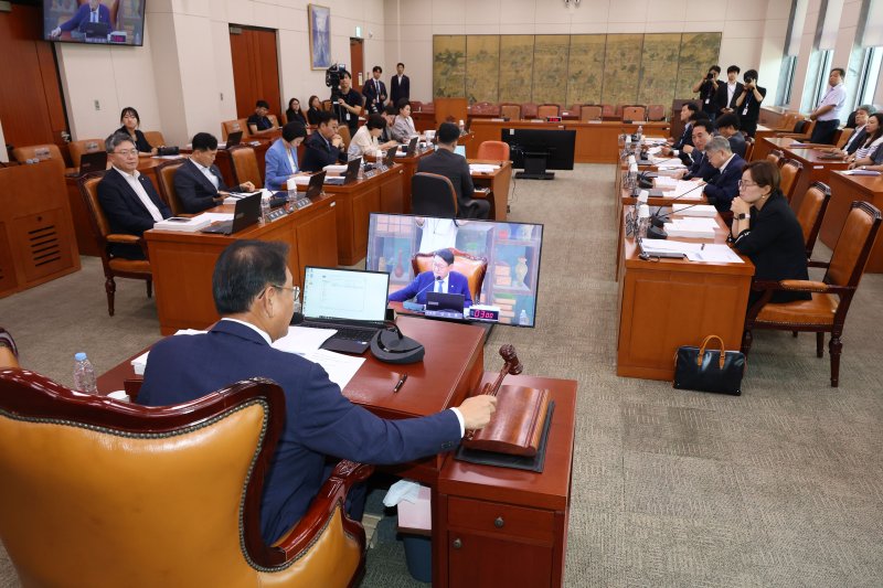 22일 오후 서울 여의도 국회에서 열린 문화체육관광위원회 전체회의에서 김교흥 위원장이 의사봉을 두드리며 최휘영 문화체육관광부 장관 후보자 인사청문회 실시계획서 채택의 건을 가결하고 있다. 2025.7.22/뉴스1 ⓒ News1 이광호 기자