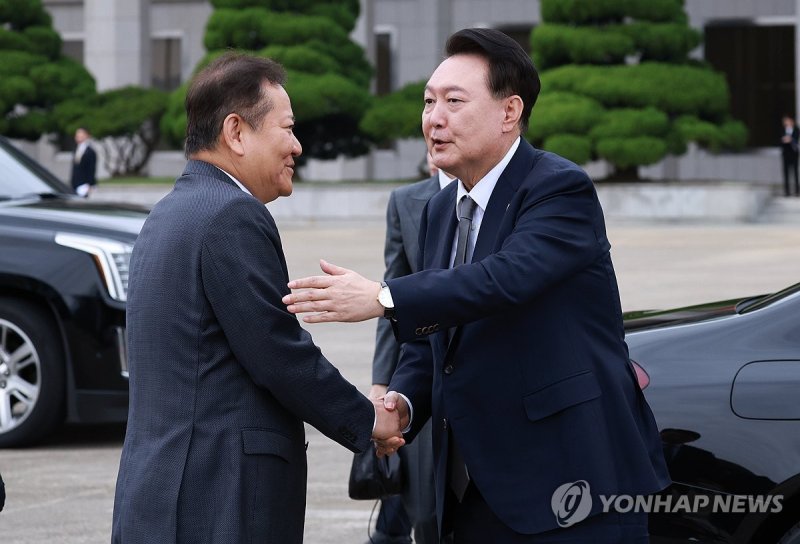 대화하는 윤석열 대통령과 이상민 행안부 장관 (출처=연합뉴스)