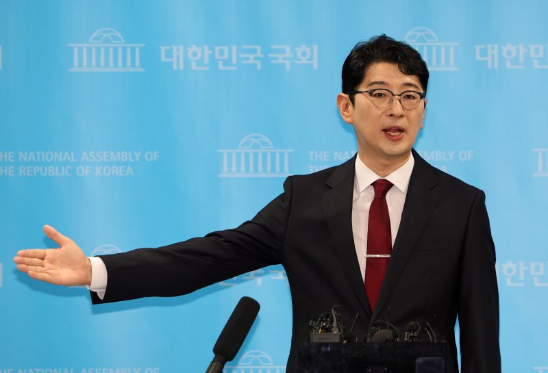 [서울=뉴시스] 김명년 기자 = 국민의힘 당 대표 출마선언을 한 주진우 의원이 지난 24일 오전 서울 여의도 국회 소통관에서 출마선언을 마치고 취재진의 질문에 답하고 있다. 2025.07.24. kmn@newsis.com