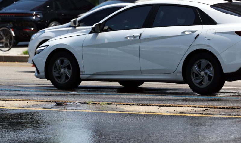 [서울=뉴시스] 최진석 기자 = 25일 서울 동대문구 장한평역 인근 천호대로 무더위 저감 쿨링로드에서 물이 뿜어져 나오고 있다. 2025.07.25. myjs@newsis.com