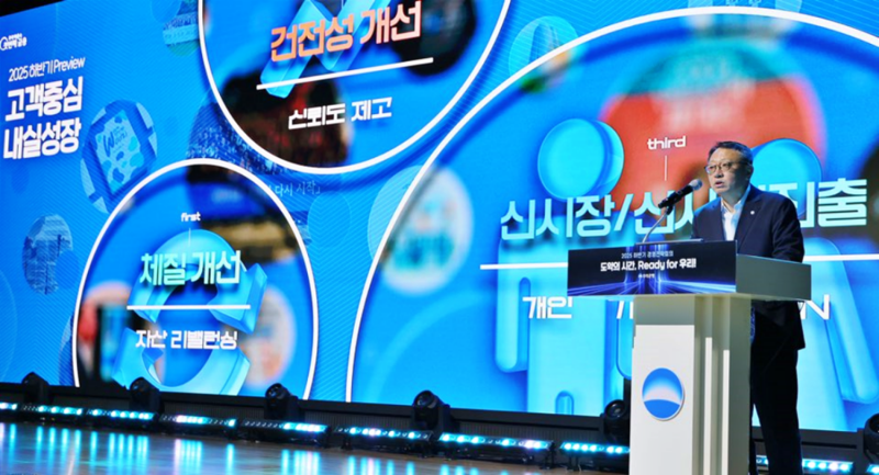 정진완 우리은행장이 지난 25일 서울 회현동 우리은행 본점에서 열린 2025년 하반기 경영전략회의에서 하반기 경영 전략을 제시하고 있다. 우리은행 제공