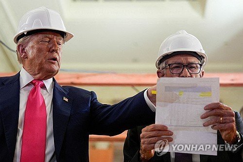연준 개보수 현장을 둘러보며 파월에게 공사비를 확인하도록 지시한 트럼프 (출처=연합뉴스)