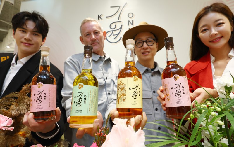 [카지노 바카라=뉴시스] 전신 기자 = 19일 카지노 바카라 중구 보틀벙커 카지노 바카라역점에서 도정한 쓰리소사이어티스 대표와 모델들이 싱글몰트 위스키 기원 시그니처 라인 3종을 선보이고 있다. 2024.11.19. photo1006@newsis.com