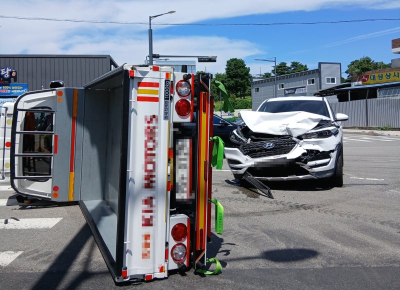 [청주=뉴시스] 26일 오전 11시3분께 충북 청주시 서원구 미평동의 한 교차로에서 A(50)씨가 몰던 1t 화물차가 마주오던 B(50대·여)씨의 SUV와 충돌한 뒤 전도됐다. (사진=충북소방본부 제공) 2025.07.26. photo@newsis.com