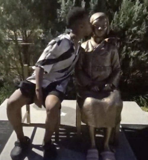 [뉴시스] 미국인 유튜버 조니 소말리가 평화의소녀상에 입맞춤하고 있다. (출처=조니 소말리 인스타그램) *재판매 및 DB 금지