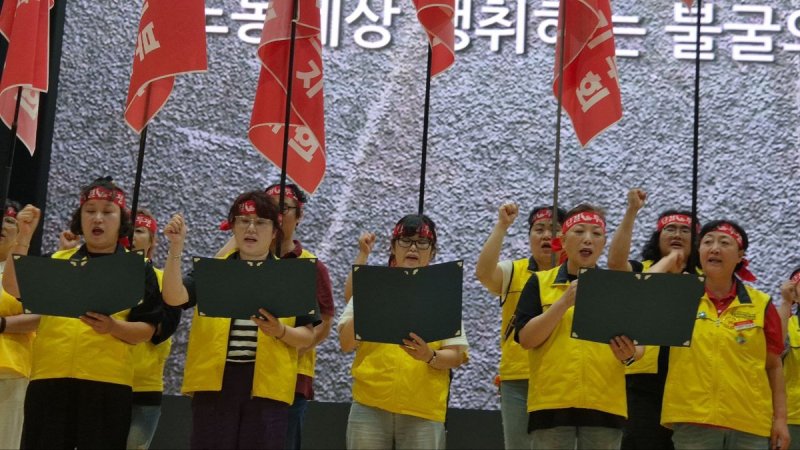 결의대회에 참석한 조합원들 (출처=연합뉴스)