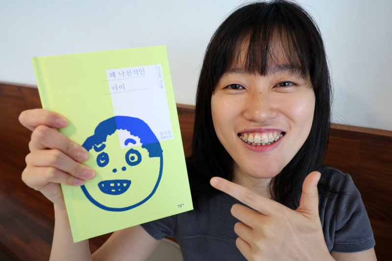 [서울=뉴시스] 박진희 기자 = 원소윤 작가가 25일 서울 서대문구 한 카페에서 인터뷰 하고 있다. 서울대 출신 스탠드업 코미디언인 원 작가는 최근 소설 '꽤 낙천적인 아이'를 출간했다. 2025.07.26. pak7130@newsis.com