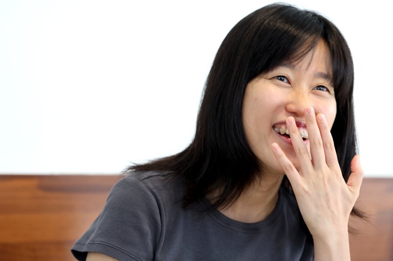 [서울=뉴시스] 박진희 기자 = 원소윤 작가가 25일 서울 서대문구 한 카페에서 인터뷰 하고 있다. 서울대 출신 스탠드업 코미디언인 원 작가는 최근 소설 '꽤 낙천적인 아이'를 출간했다. 2025.07.26. pak7130@newsis.com
